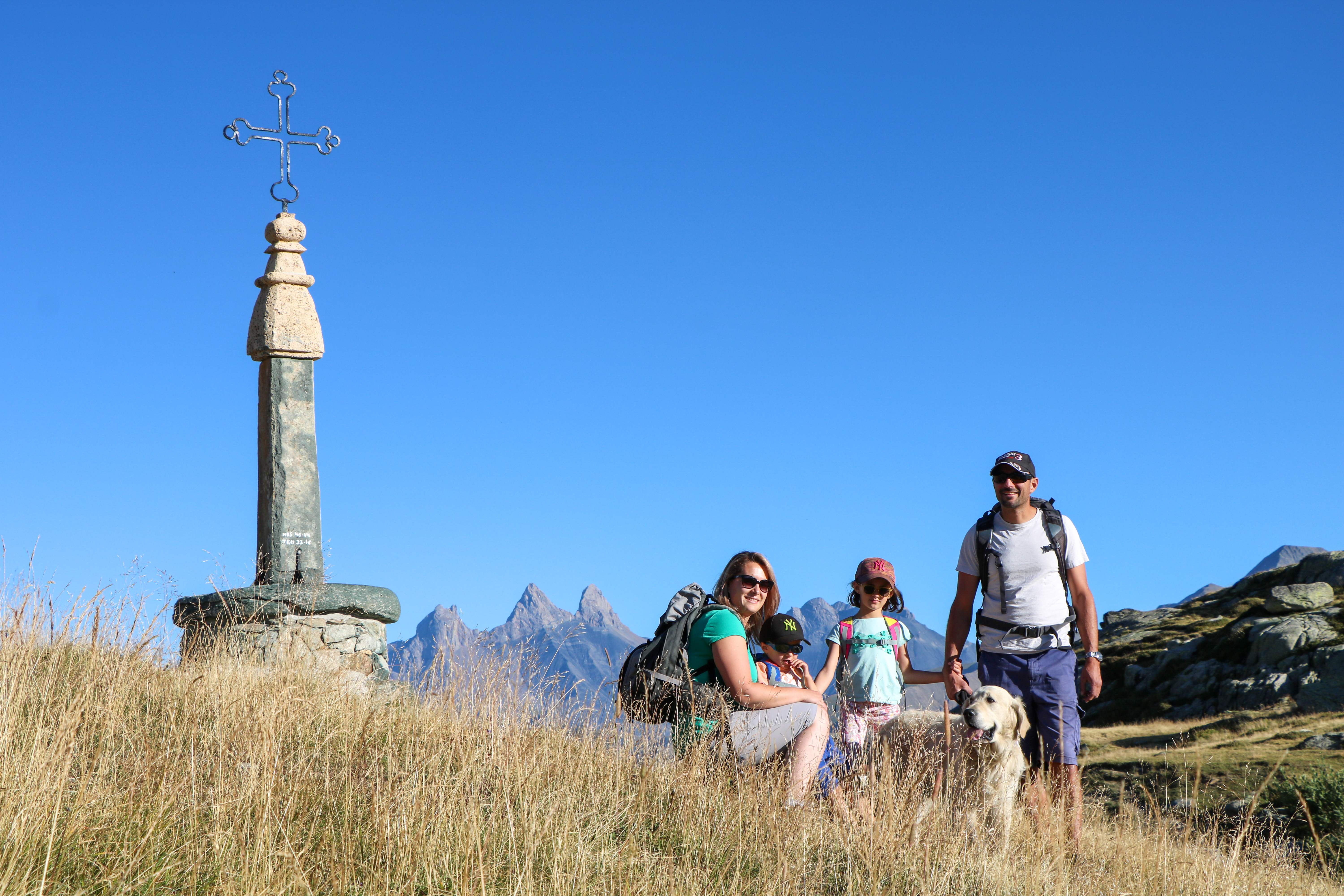 Famille au Col de la Croix de Fer avec en fond les Aiguilles d'Arves