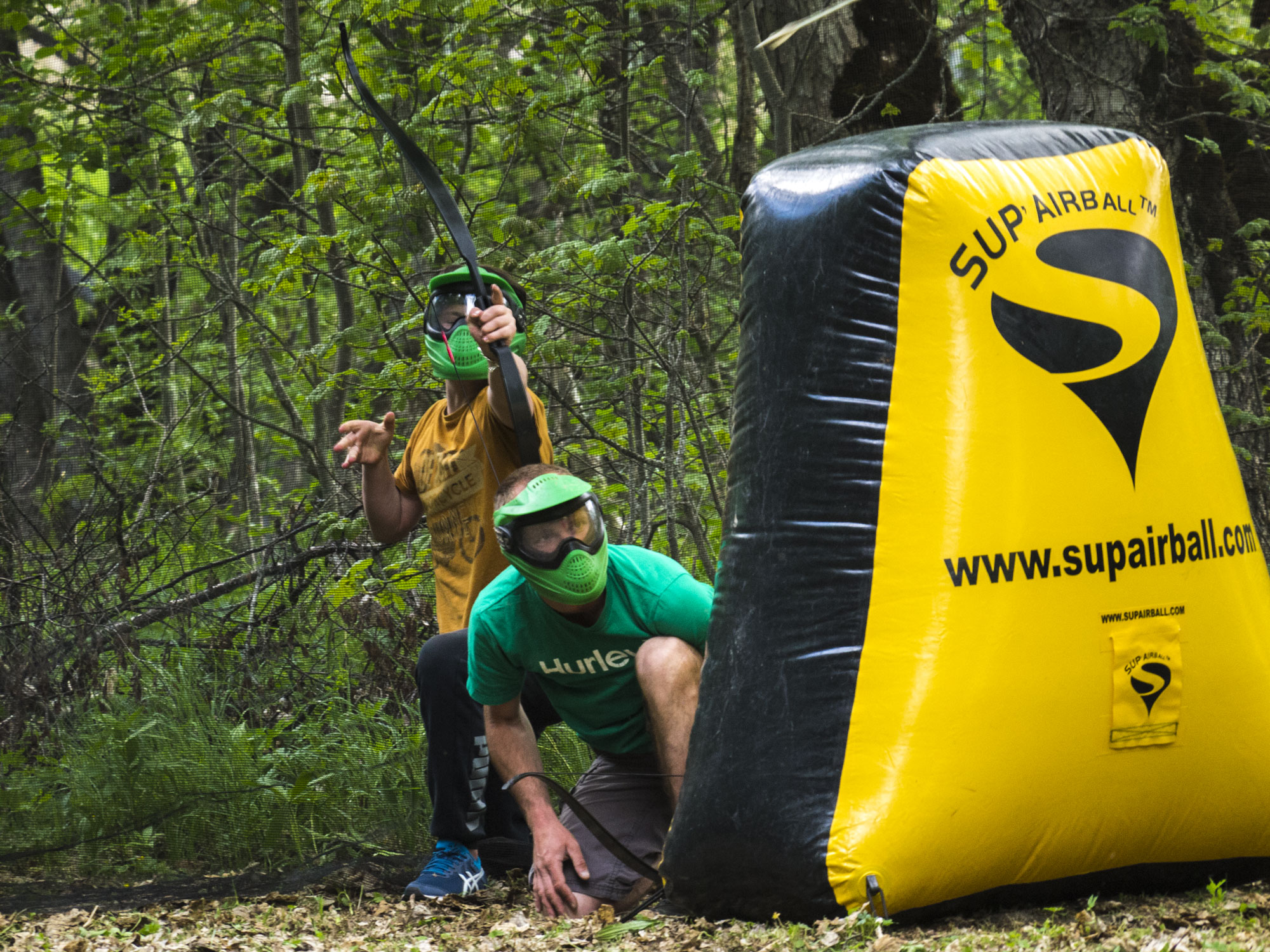 Personnes jouant à l'archery game - tir à l'arc
