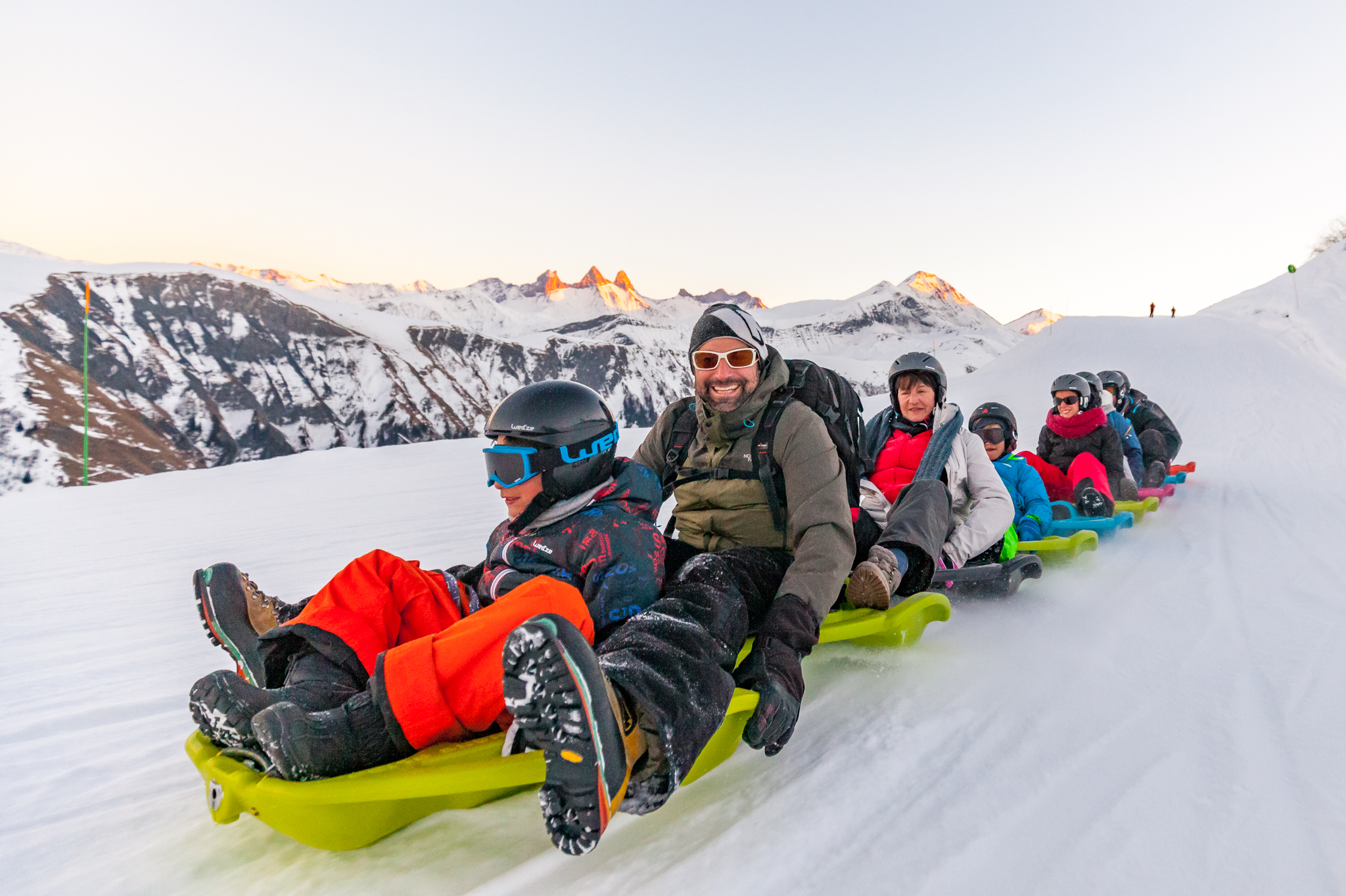 Adulte et enfants en snake gliss - luge