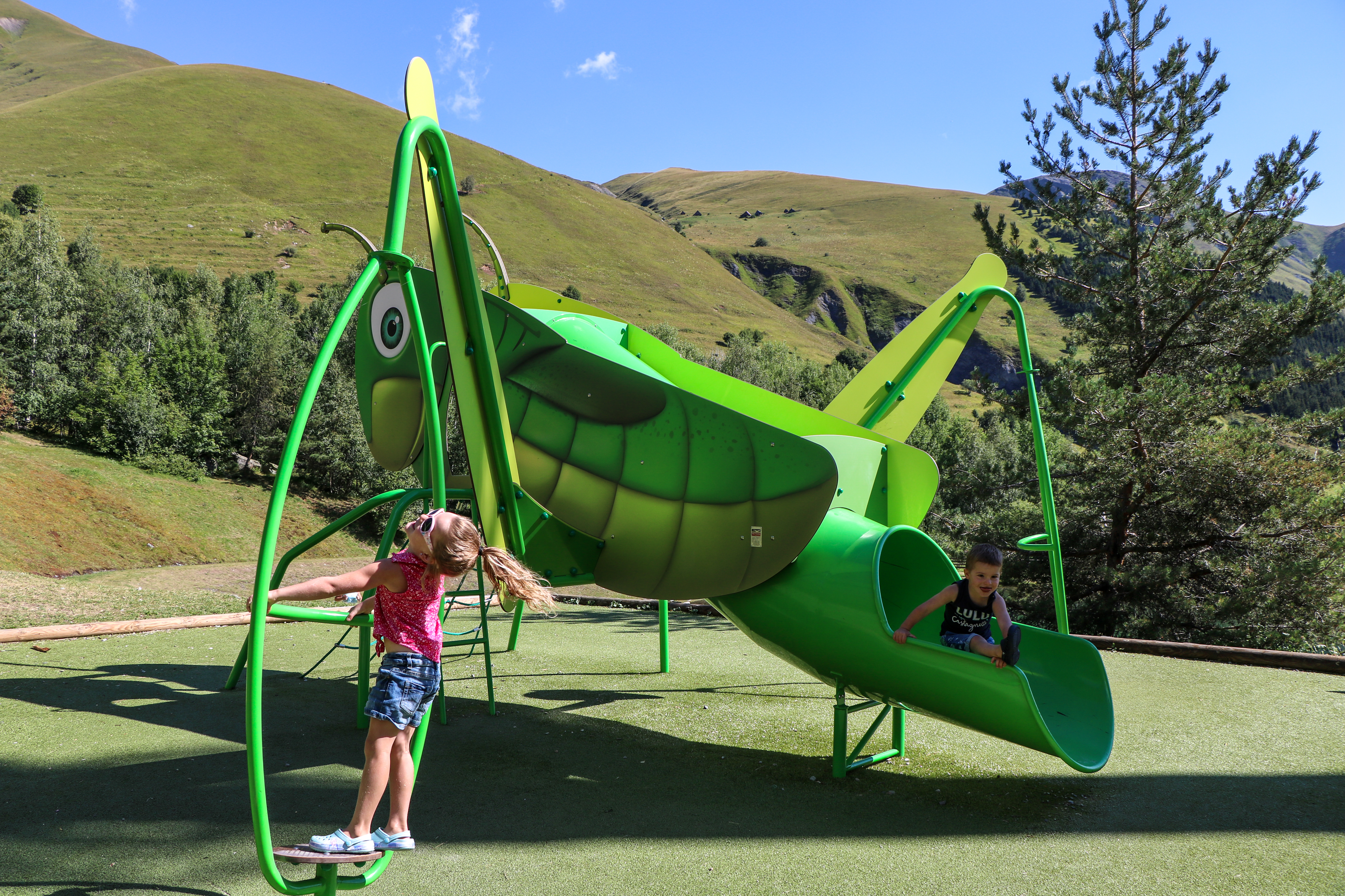 Enfants sur une aire de jeux
