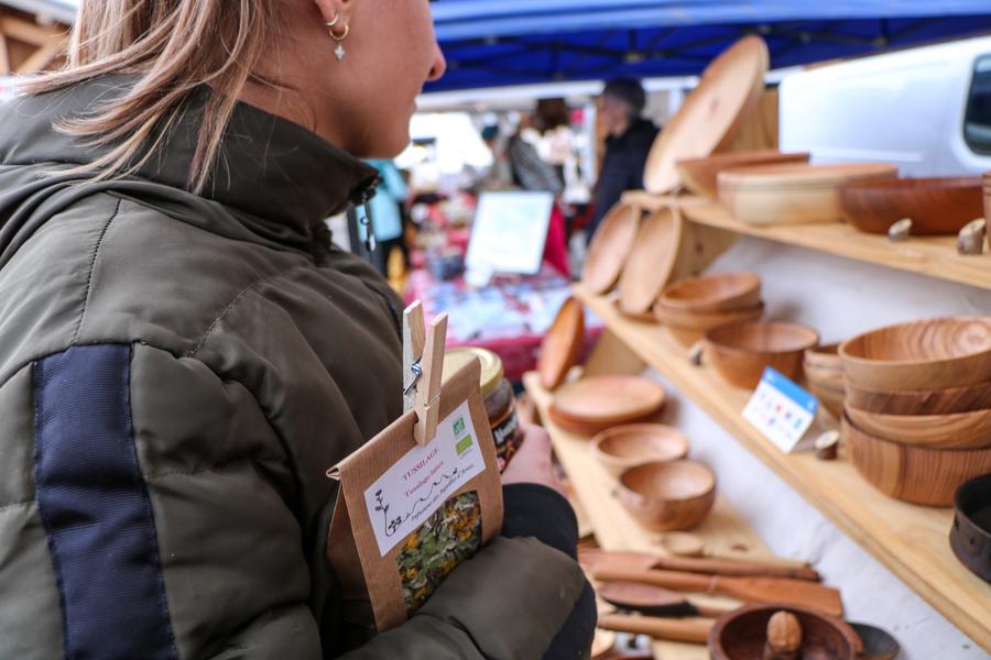 Quiz du marché_Saint-Sorlin-d'Arves - Personne au marché de Saint Sorlin d'Arves