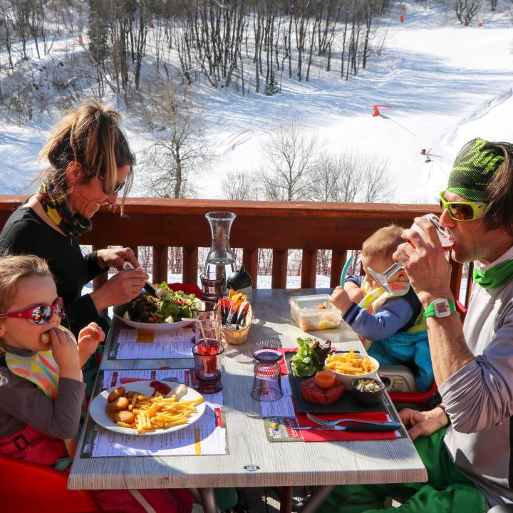 Famille au restaurant en hiver
