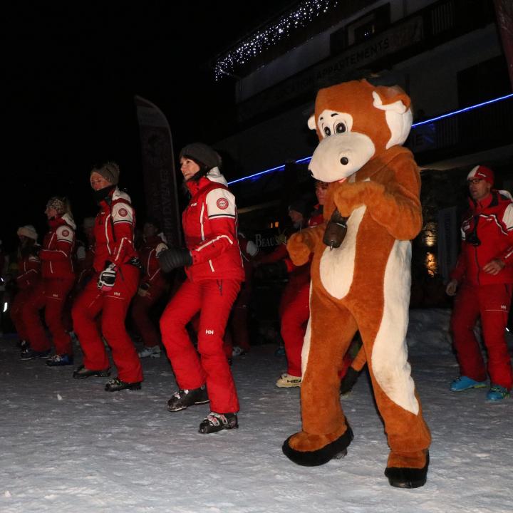 Sorlinette danse avec les moniteurs de l'école de ski