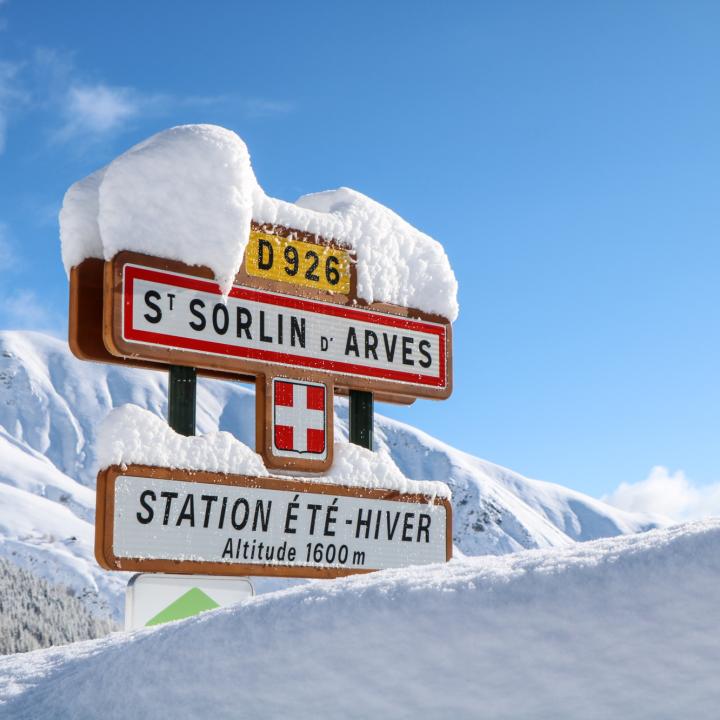 Panneau village Saint Sorlin d'Arves en hiver