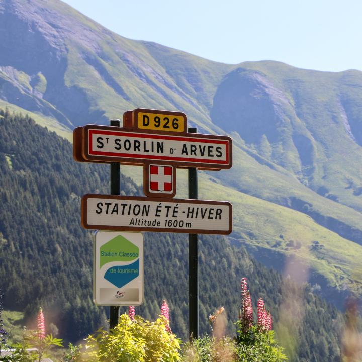 Panneau entrée du village en été