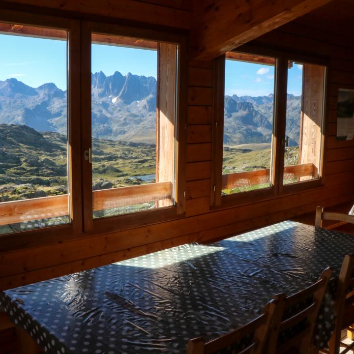 Table de restaurant face aux montagnes en été