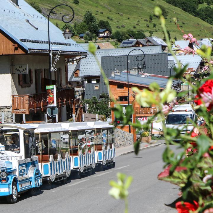 Petit train dans les rues du village en été