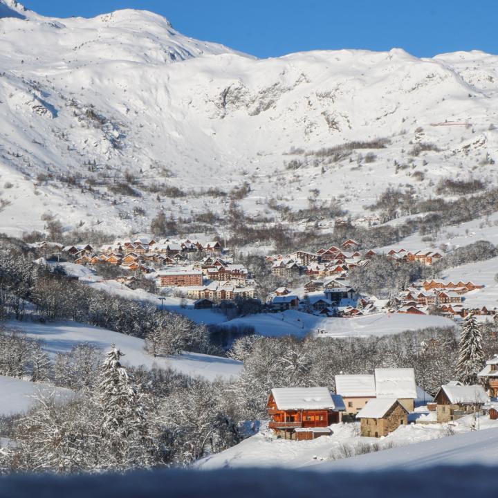 Village de Saint Sorlin d'Arves enneigé
