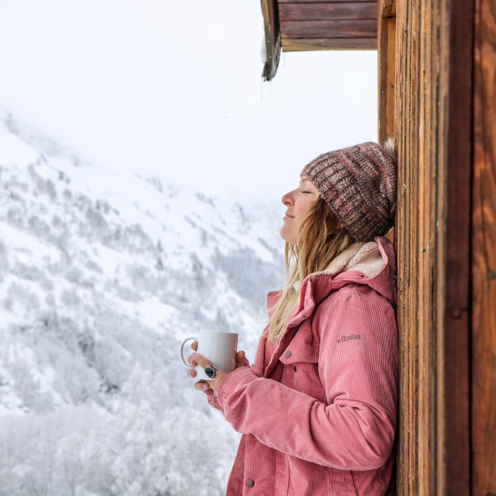 jeune fille devant chalet