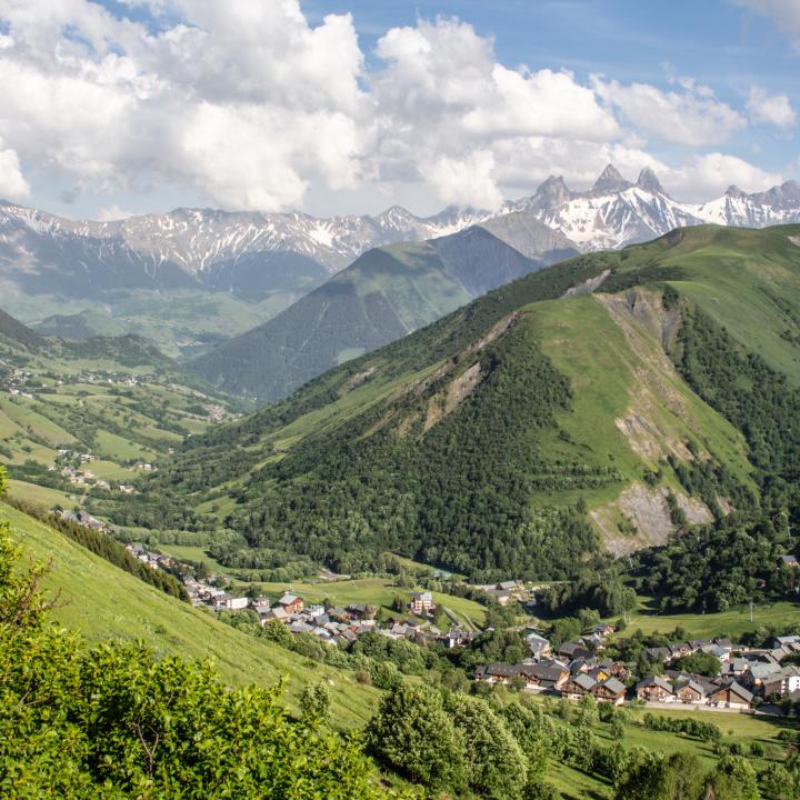 Village Saint Sorlin d'Arves été depuis route du Col de la Croix de Fer