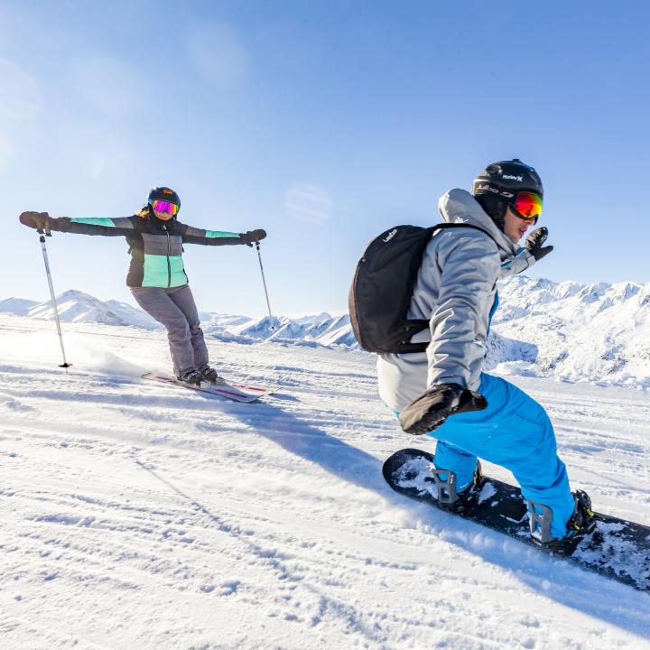 surfeur et skieur dévalant une piste