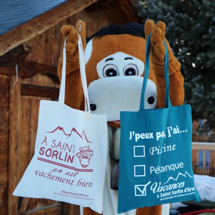 Sorlinette montrant les tote bag St Sorlin