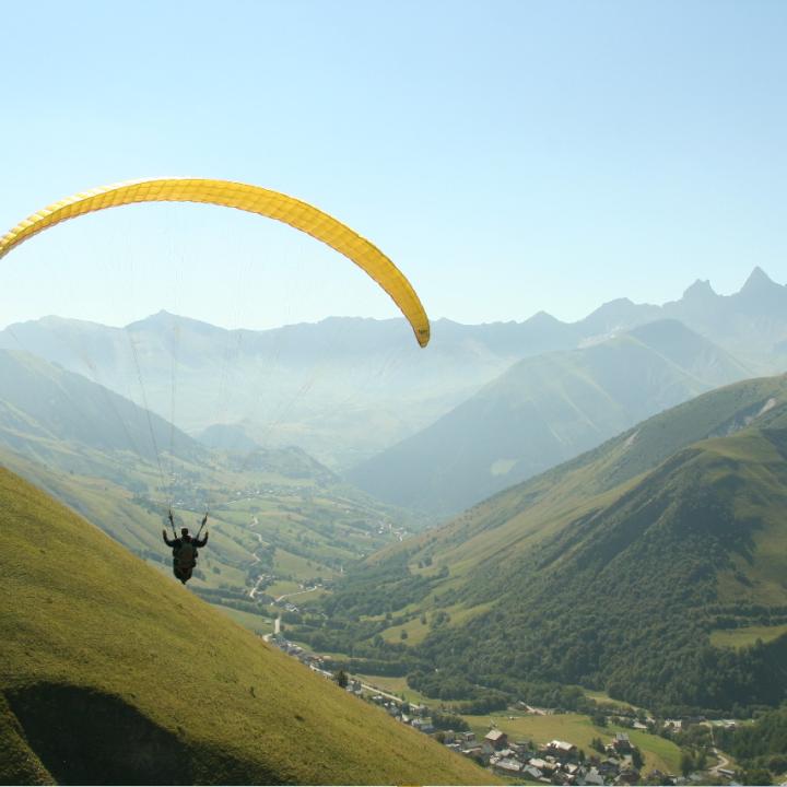 Parapente face aux Aiguilles d'Arves