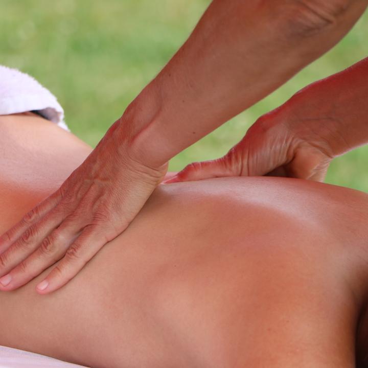 Massage en extérieur en été