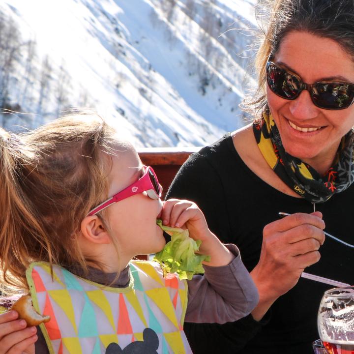 Mère et fille au restaurant en hiver