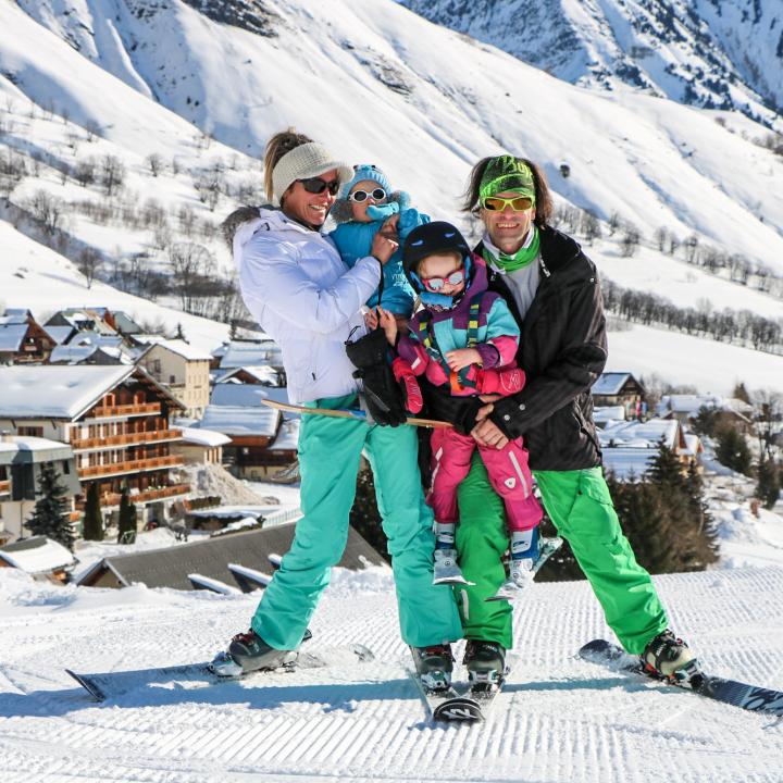 Ski en famille devant le village de Saint Sorlin d'Arves