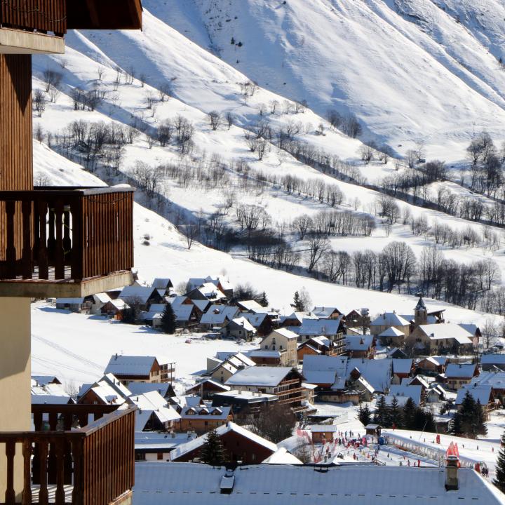 Vue du village de Saint Sorlin d'Arves enneigé
