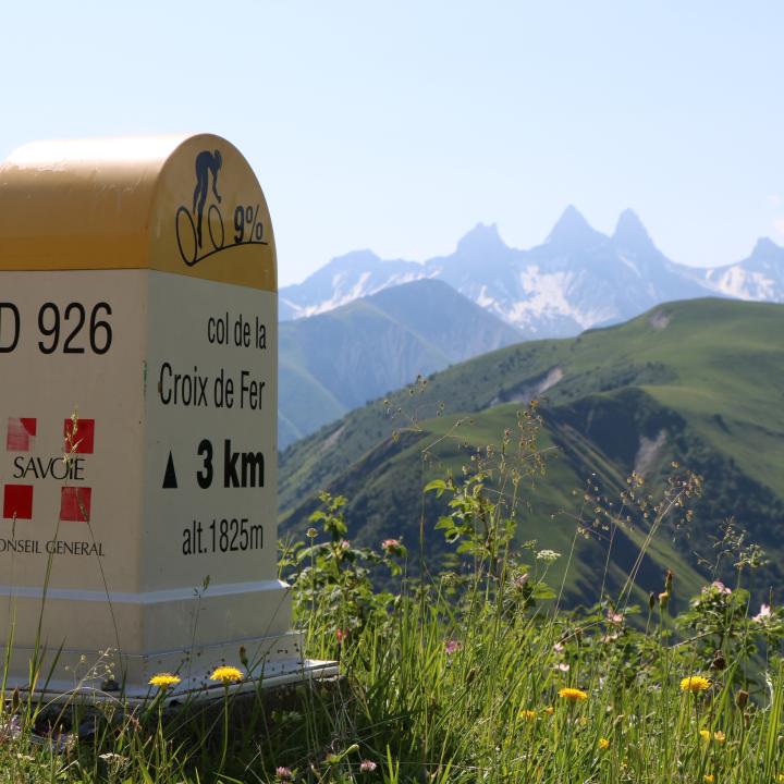 Borne du Col de la Croix de Fer avec les Aiguilles d'Arves en fond