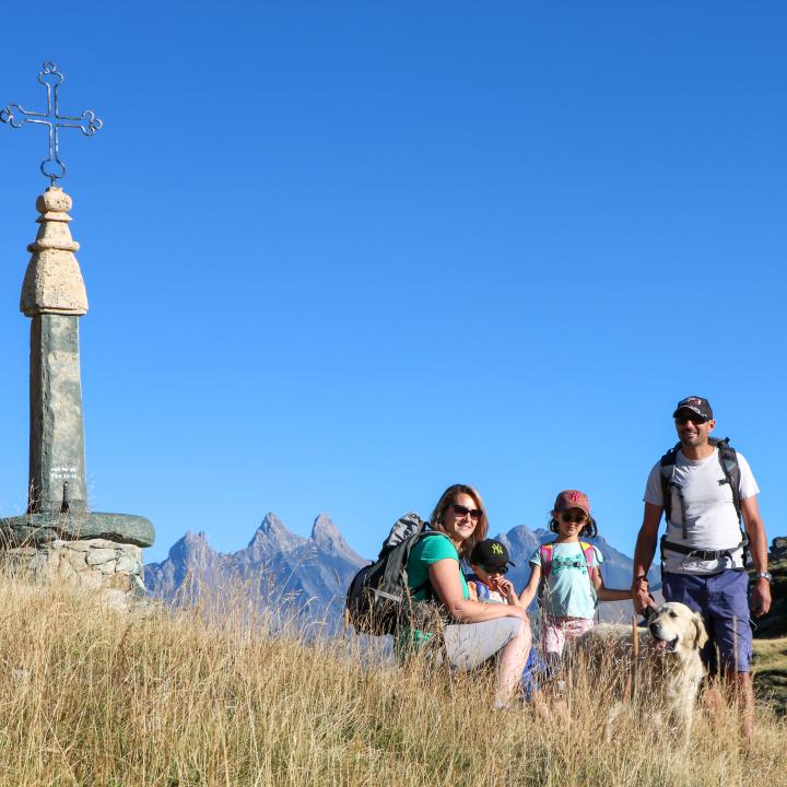 Famille en randonnée devant la Croix de Fer et les Aiguilles d'Arves