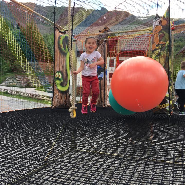 Fillette en trampoline
