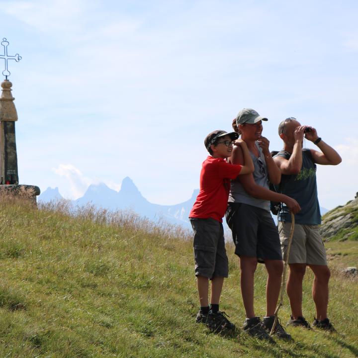 Famille regardant au loin au Col de la Croix de Fer