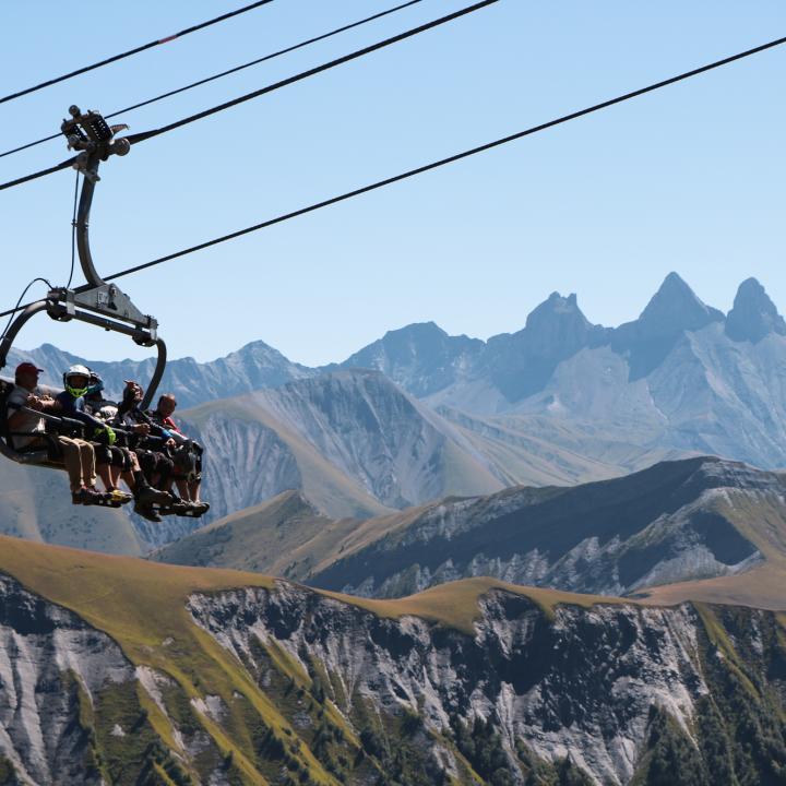Télésiège devant les Aiguilles d'Arves en été