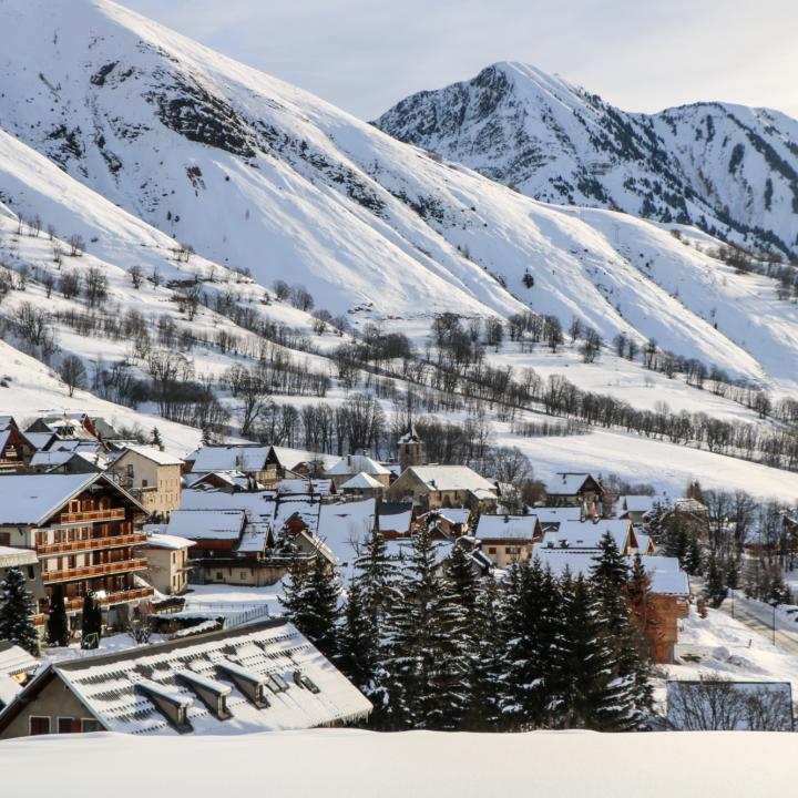 Village de Saint Sorlin d'Arves enneigé