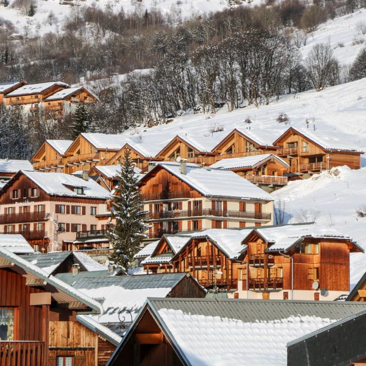 Chalets du village enneigés