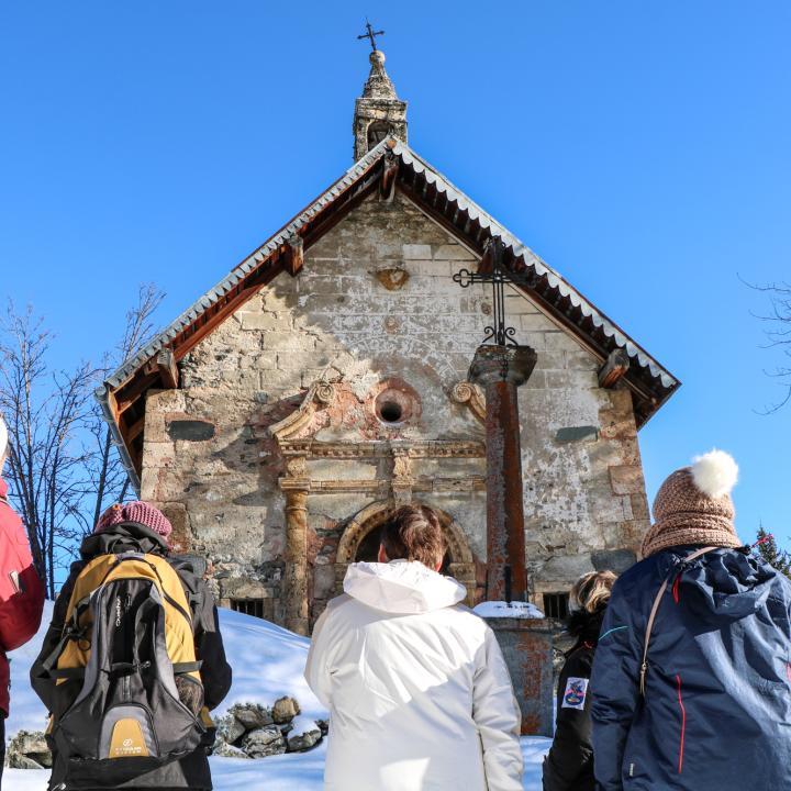 Visiteurs devant la chapelle Saint Joseph en hiver
