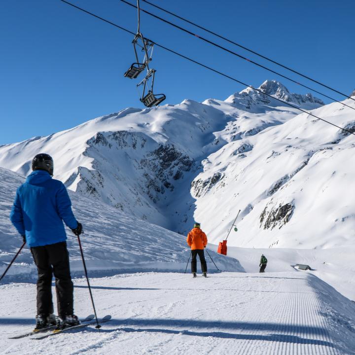 Skieur sur les pistes