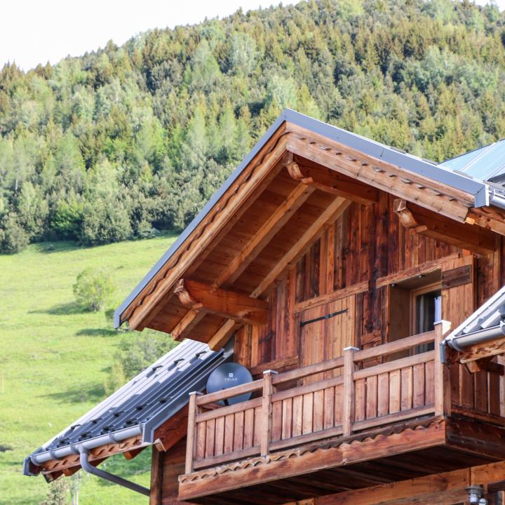 Chalet devant la montagne en été
