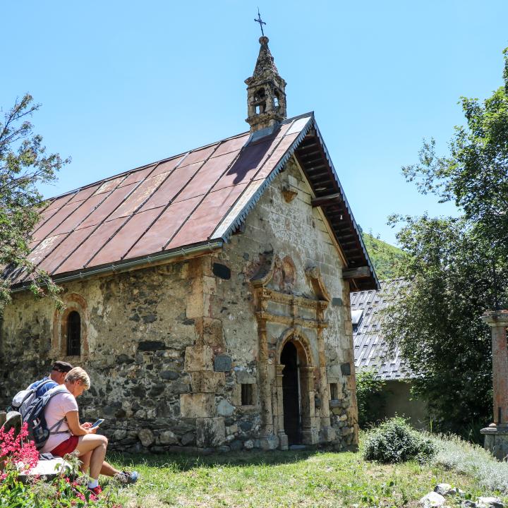 Visiteurs devant la chapelle Saint Joseph en été