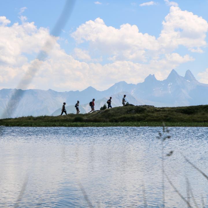 Randonneurs face aux lac Guichard