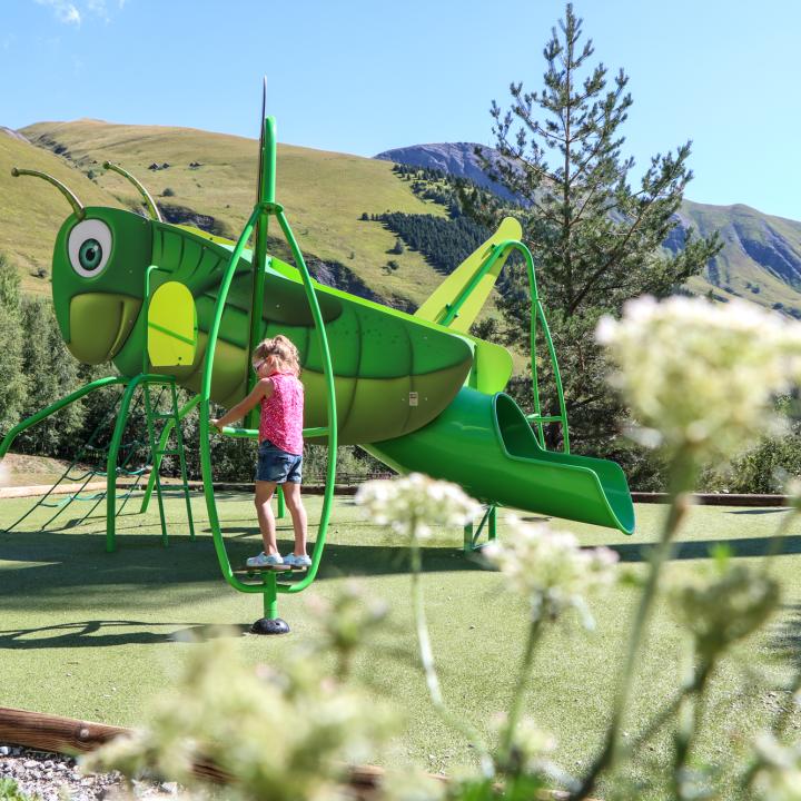 Fillette sur aire de jeux pour enfants