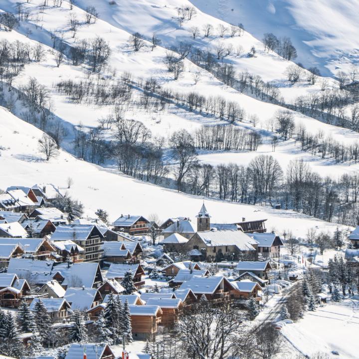 Village Saint Sorlin d'Arves enneigé