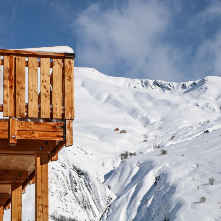 Balcon devant montagne enneigée