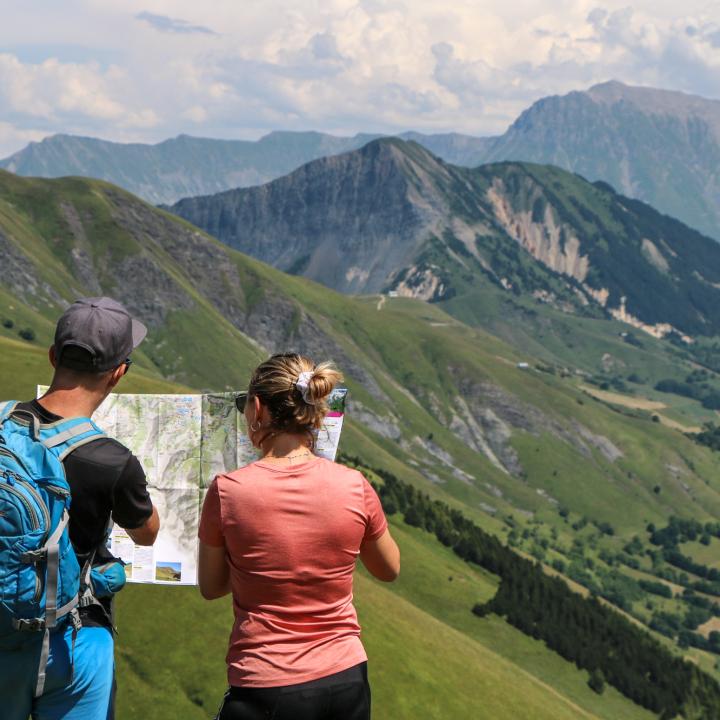 Randonneurs lisant une carte des balades