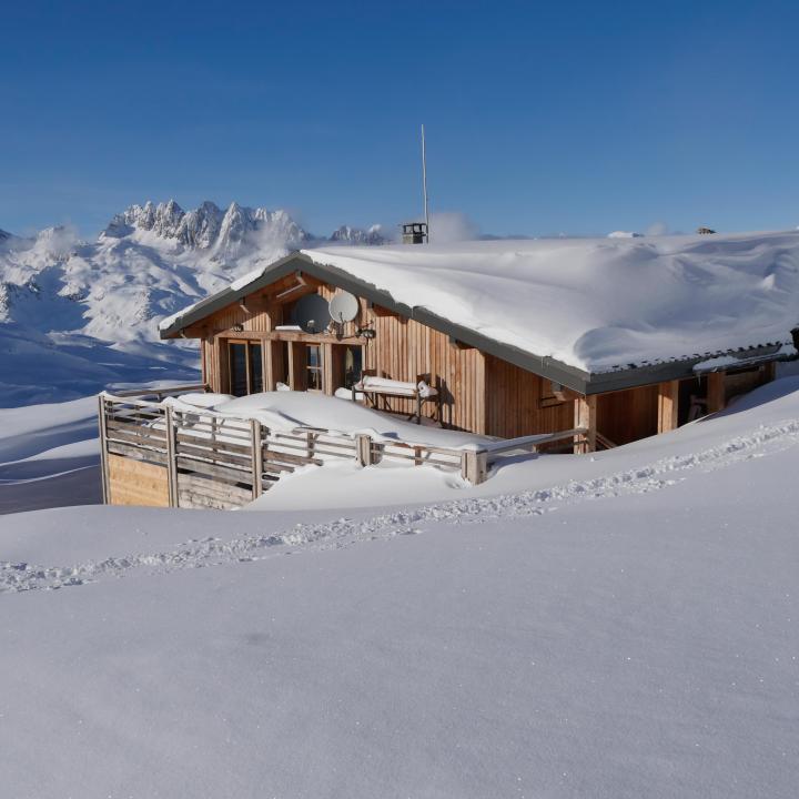 Refuge de l'Étendard sous la neige