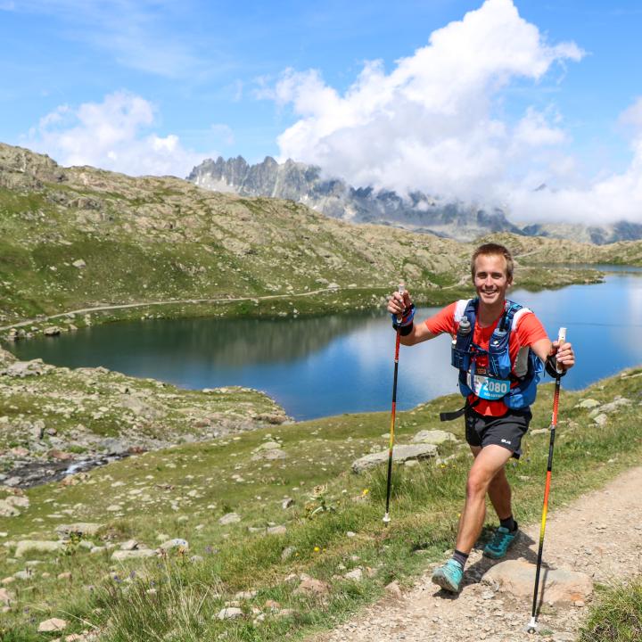 Trailer à côté du lac