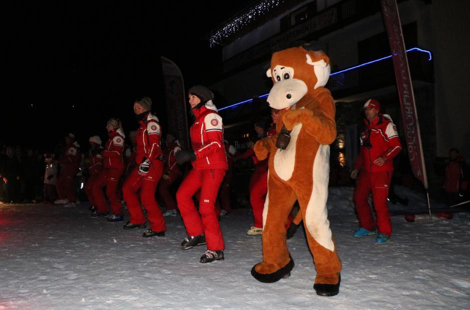 Sorlinette danse avec les moniteurs de l'école de ski