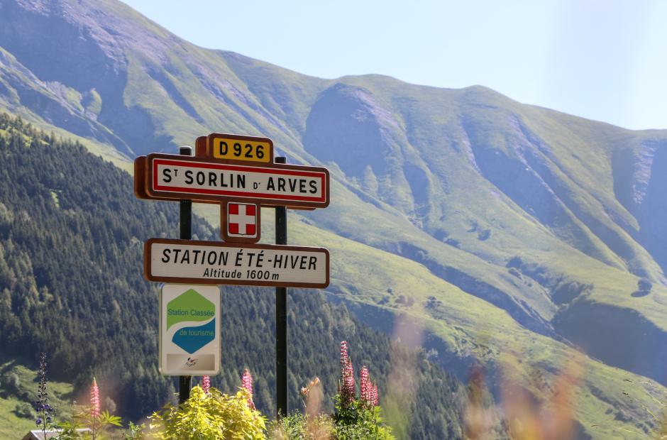 Panneau entrée du village en été