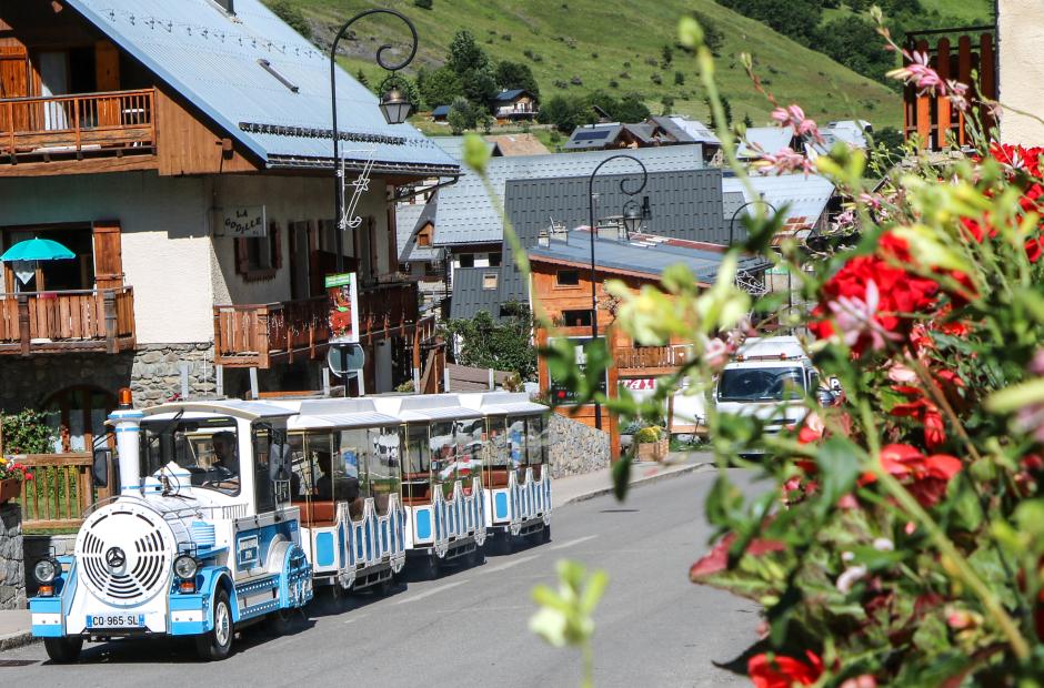 Petit train dans les rues du village en été