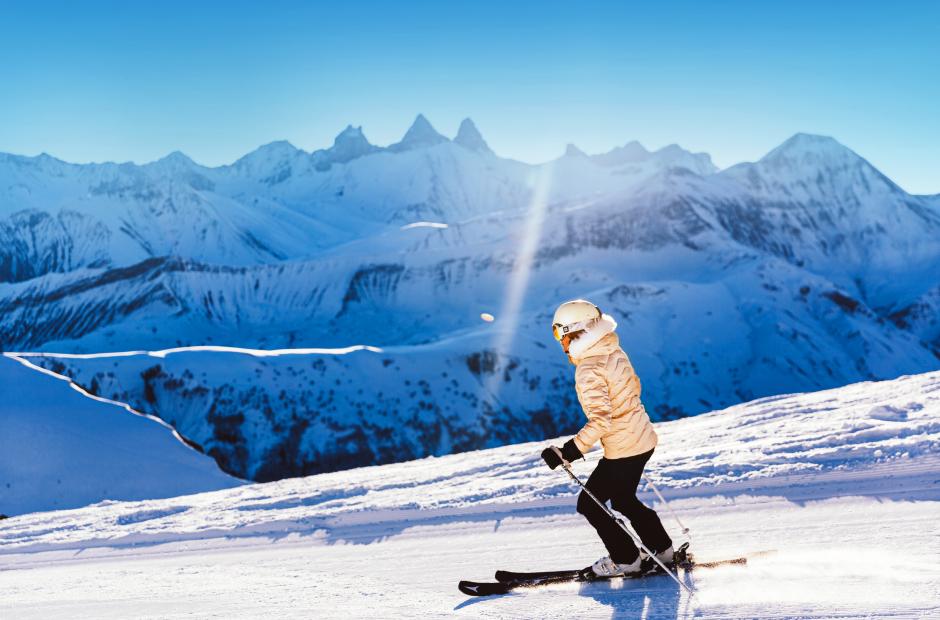 Skieuse face aux Aiguilles d'Arves