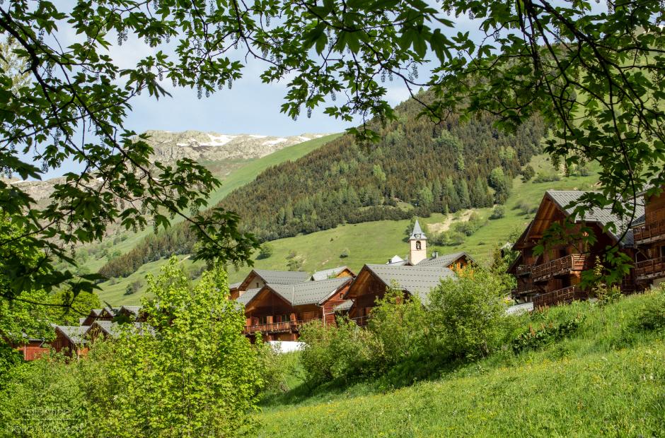 Village de Saint Sorlin d'Arves et son église en été