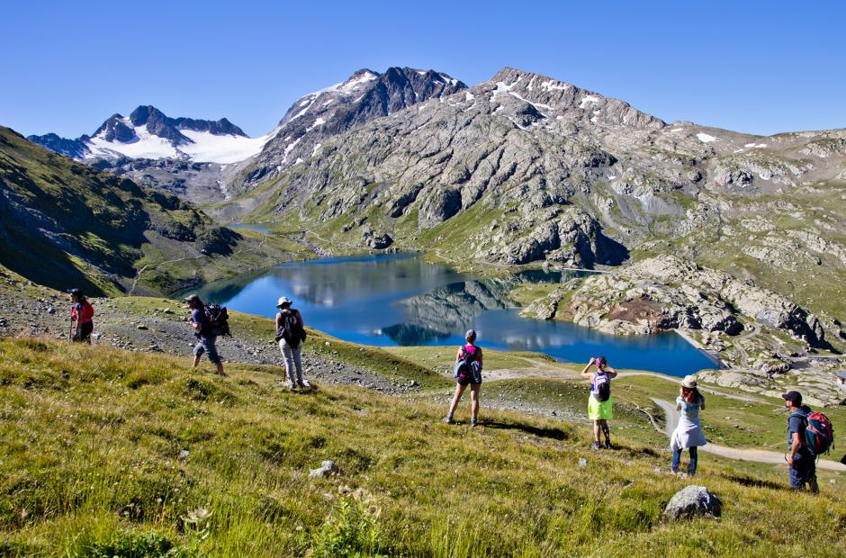 Randonneurs devant les Trois Lacs et le Glacier de Saint Sorlin