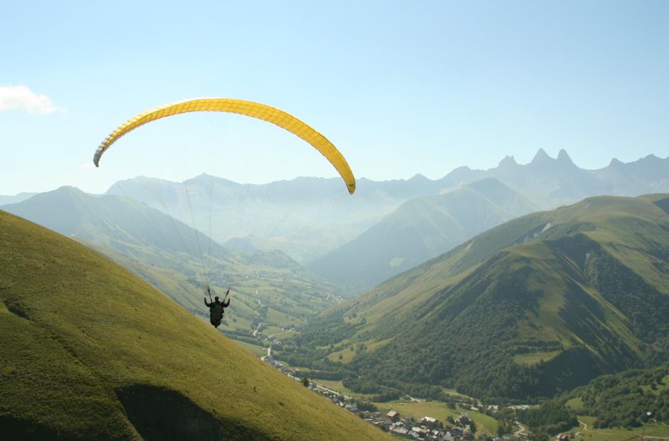 Parapente face aux Aiguilles d'Arves