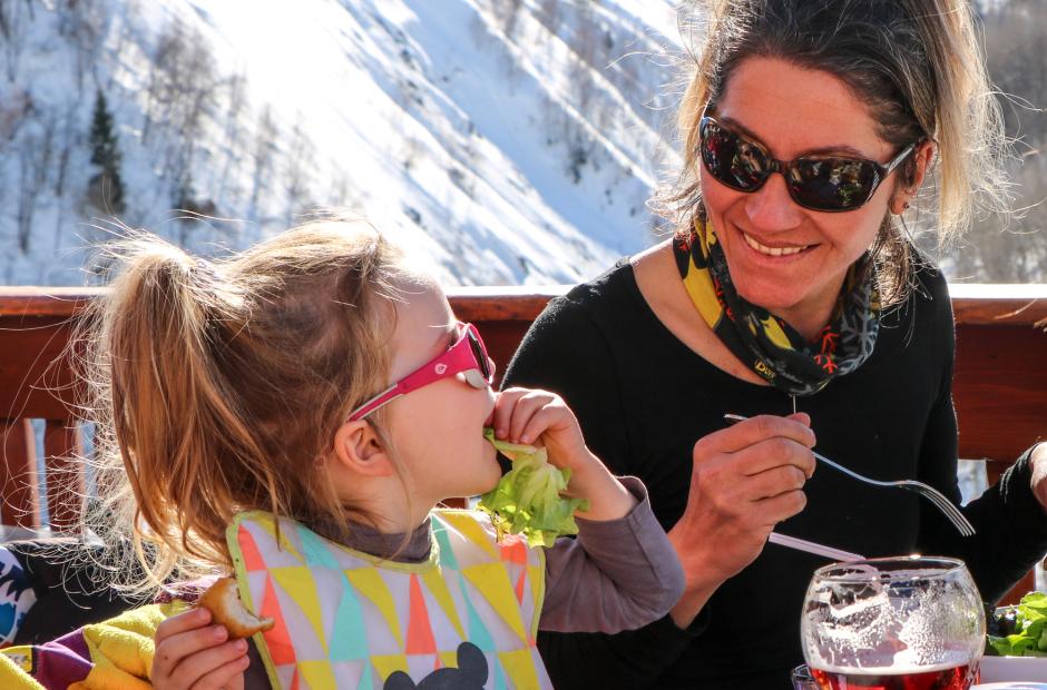 Mère et fille au restaurant en hiver