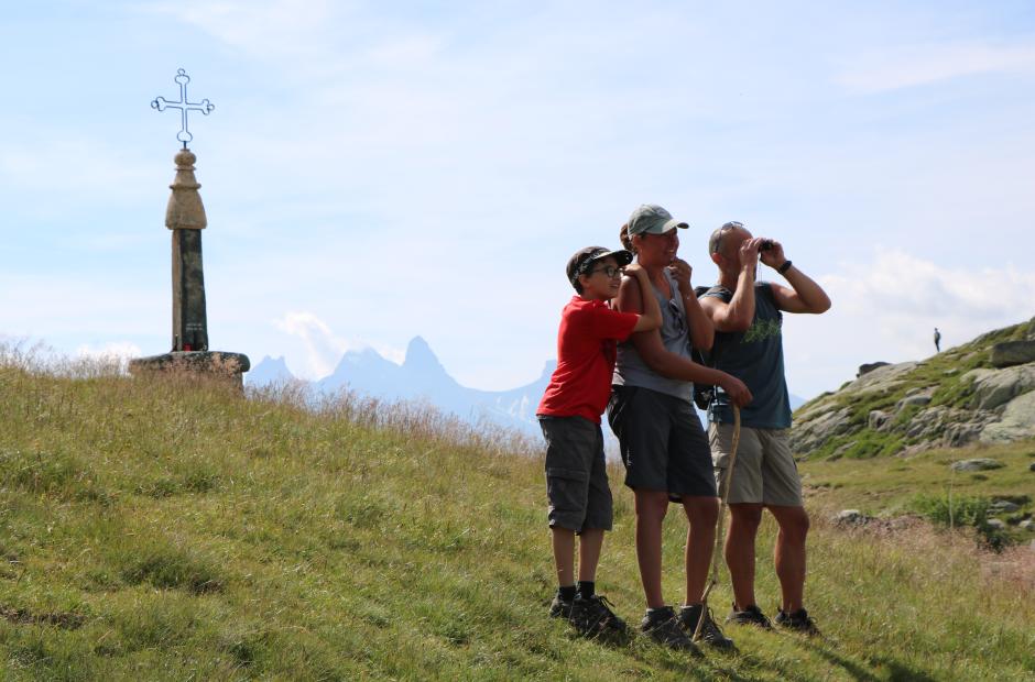 Famille regardant au loin au Col de la Croix de Fer