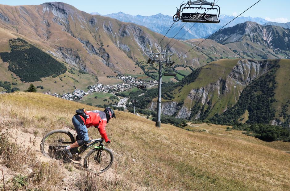 Pratiquant de VTT sous le télésiège en été