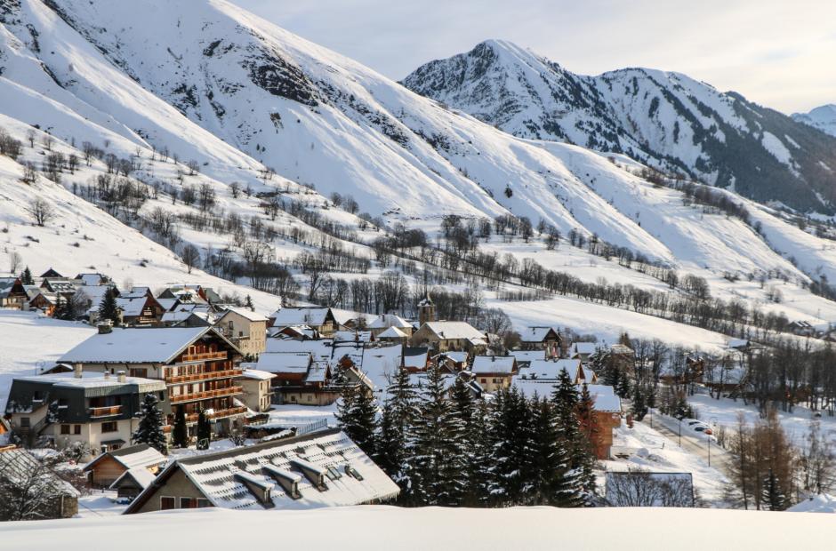 Village de Saint Sorlin d'Arves enneigé